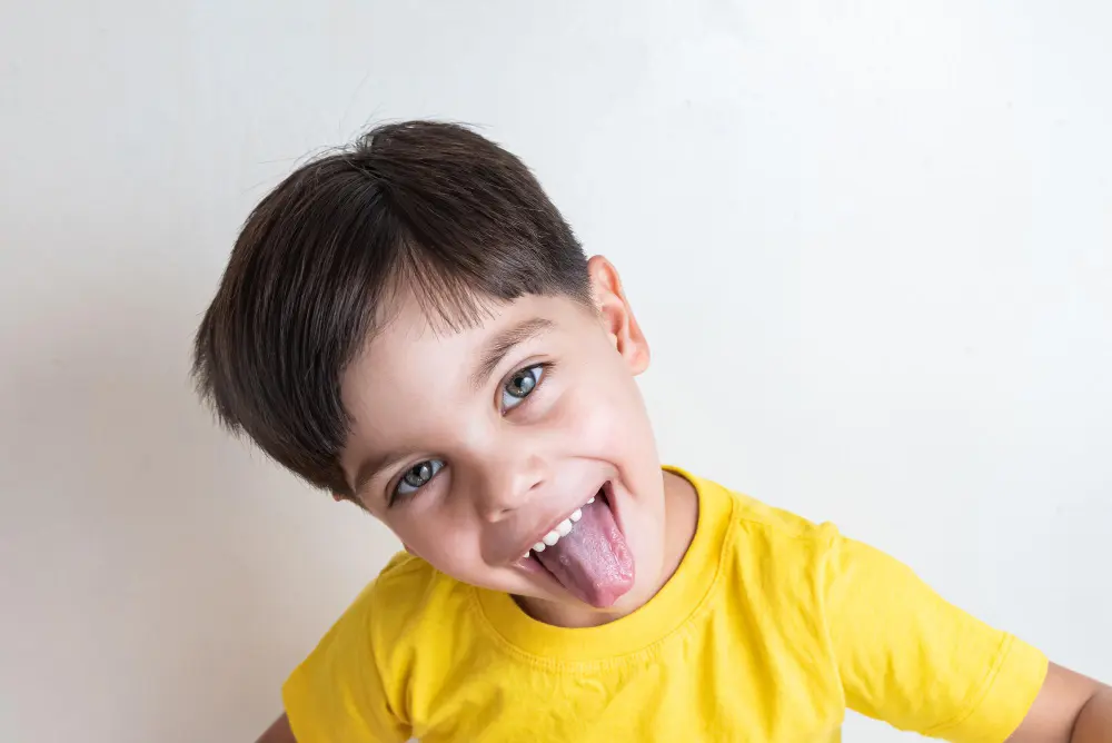 niño con diente de leche