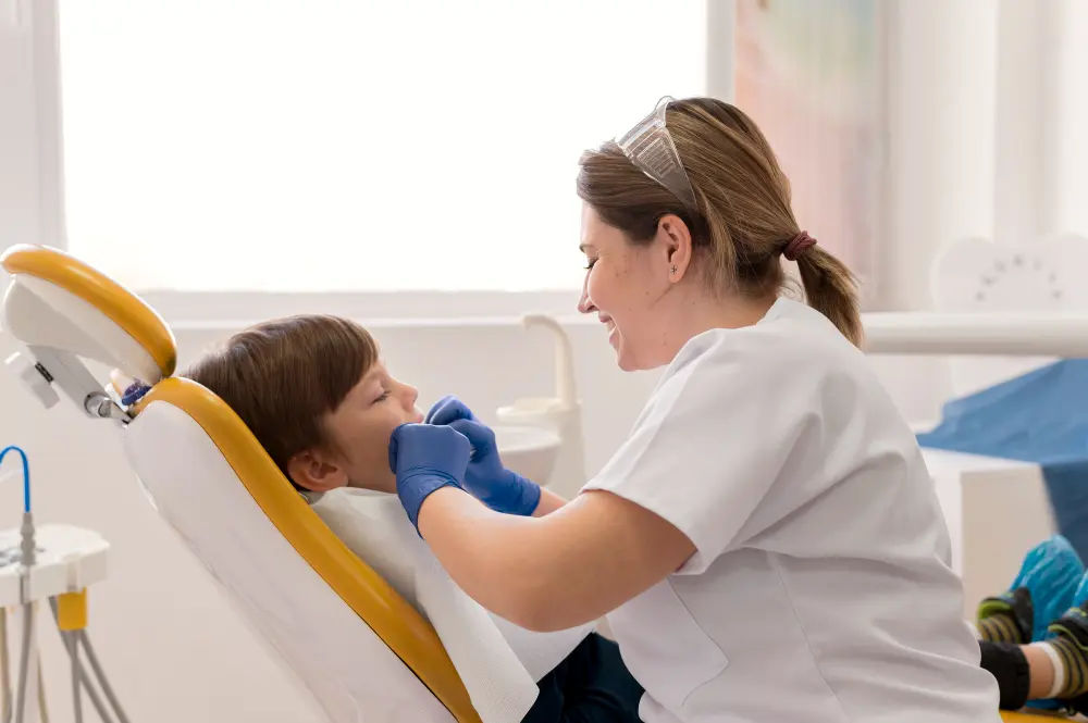 niño con diente roto en el dentista