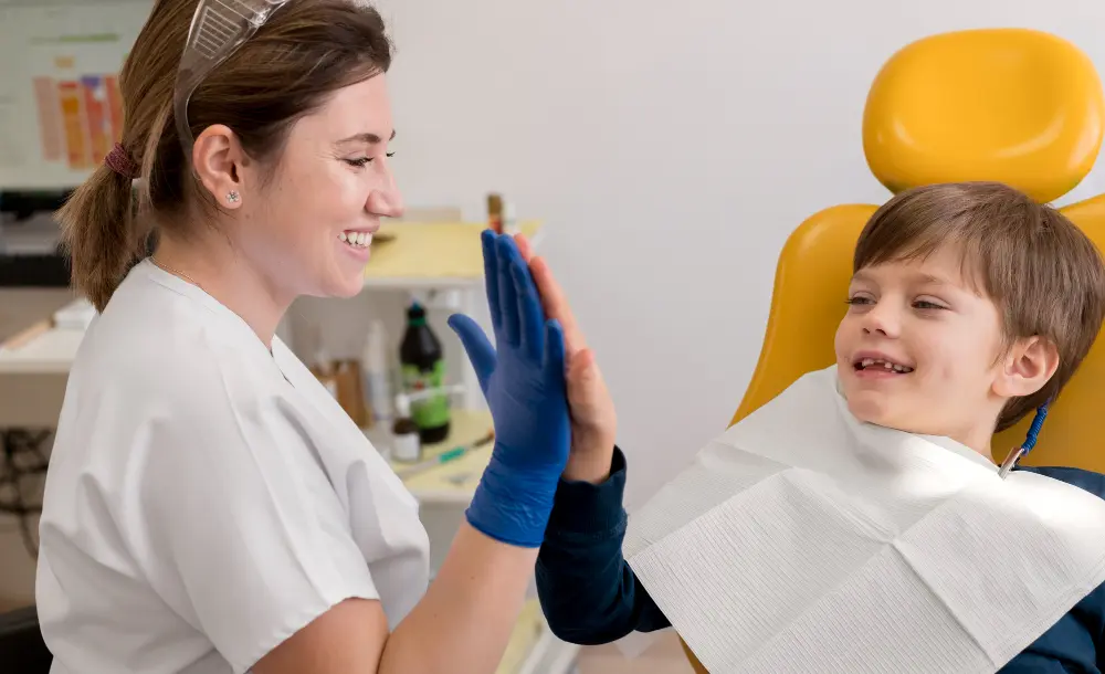 niño feliz en el dentista