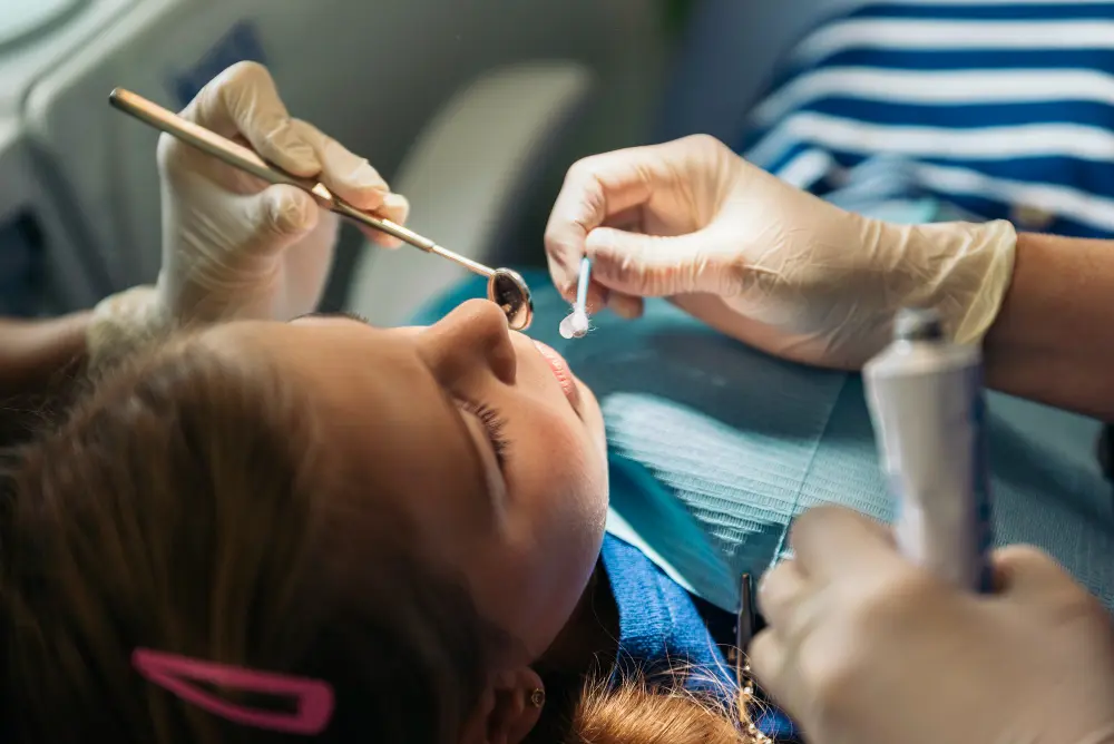 Niña en el dentista