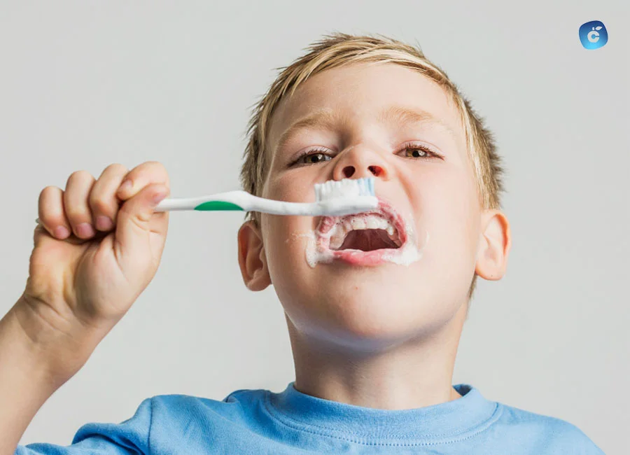 Niño lavándose los dientes