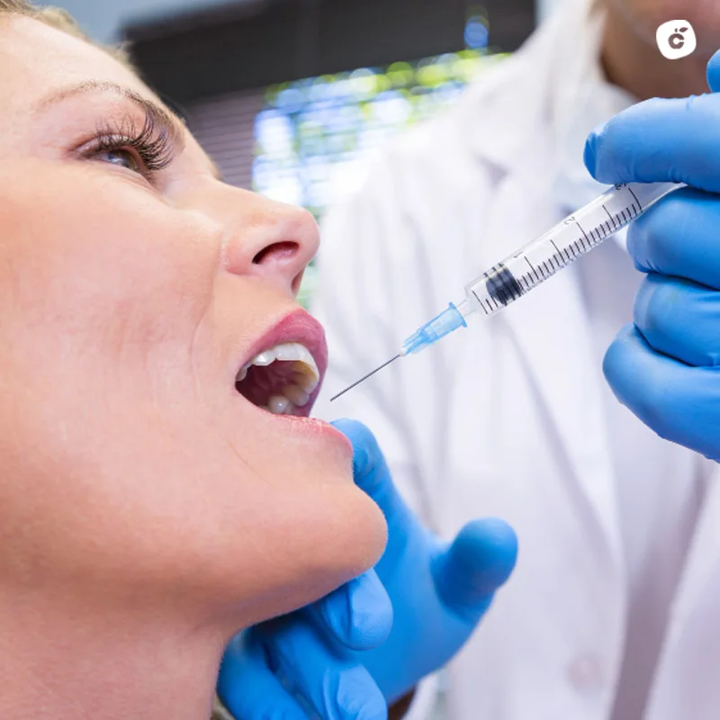 dentista poniendo anestesia